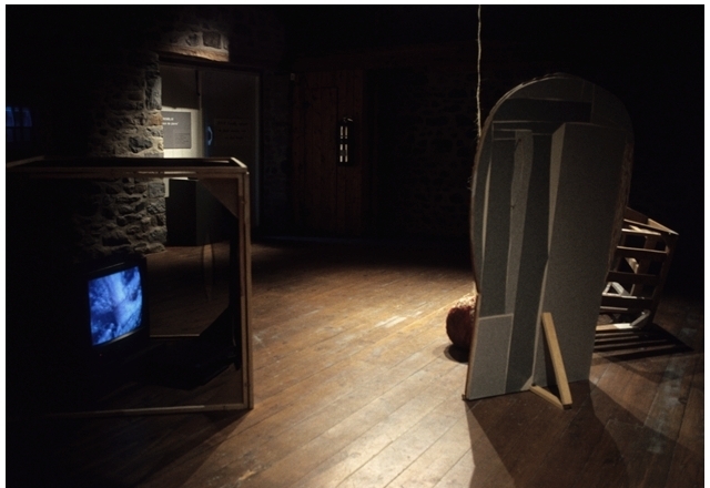 La maison de pierre, installation de Diane T. Tremblay maison2.jpg